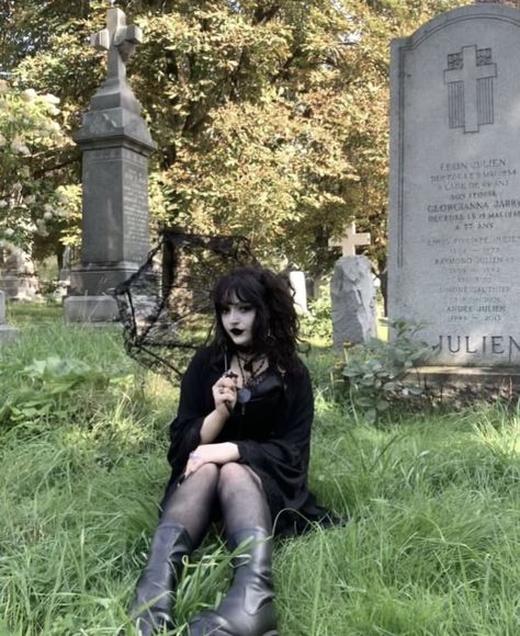 Aesthetic Senior Pictures, Goth Punk Aesthetic, Eerie Photography, Dark Gothic Fashion, Southern Aesthetic, Year Aesthetic, Goth Prom, Prom Photoshoot, Aesthetic Goth