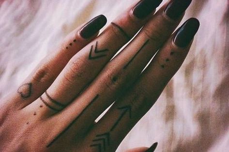 Arrow Tattoo On Finger, Arrow Finger Tattoo, Tattoos On Fingers, Arrow Tattoo Finger, Finger Image, Finger Meaning, Tattoo On Finger, Targaryen Tattoo, Arrow Tattoo Design