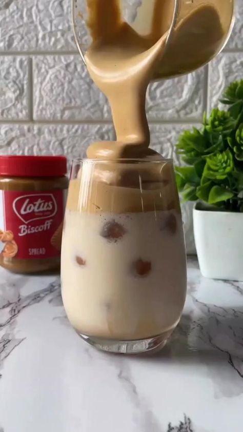 Biscoff Iced Coffee, Ice Coffee Aesthetic, Biscoff Coffee, Easy Coffee Drinks Recipes, Iced Coffee Aesthetic, Homemade Coffee Drinks, Iced Drinks Recipes, Resep Smoothie, Cold Coffee Recipes