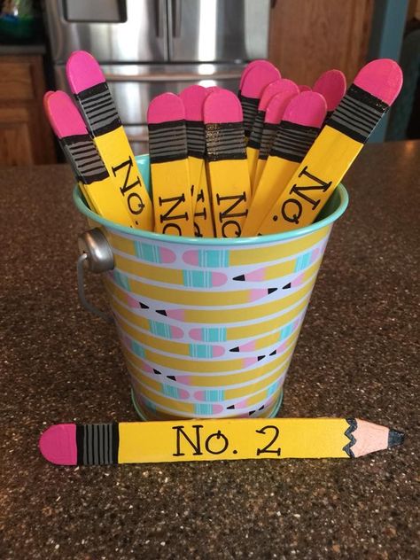 DIY student number sticks Teacher Popsicle Sticks Names, Popsicle Stick Names Classroom, Classroom Diy Ideas, Classroom Door Displays, Student Crafts, Teaching Classroom Decor, Classroom Helpers, Classroom Organization Elementary, Prek Classroom