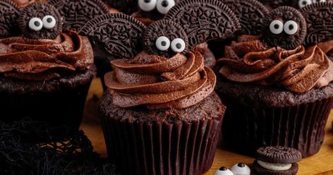 Muffin Halloween, Cupcake Icing Recipe, Candy Cane Dessert, Homemade Chocolate Frosting, Bat Cupcakes, Cook Breakfast, Chocolate Cupcakes Moist, Halloween Food Desserts, Soft Chocolate Chip Cookies