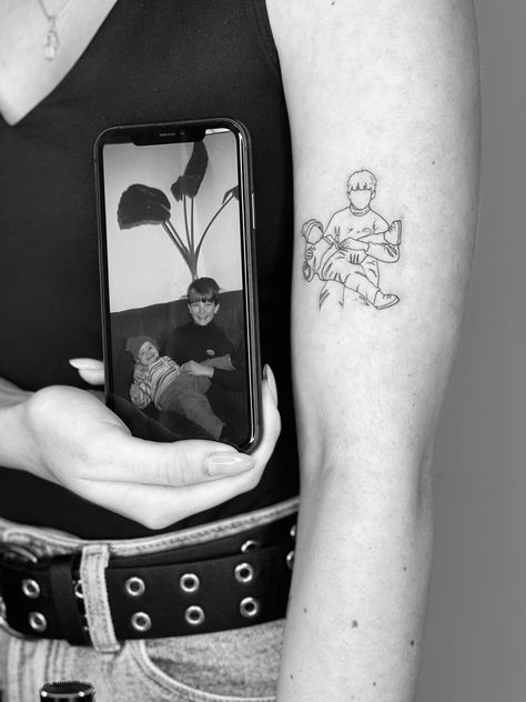 Tattoo Of Picture Outline, Photo Outline Tattoo Family, One Line Portrait Tattoo, Tattoo Ideas Photo, Outlined Picture Tattoo, Fine Line Photo Tattoo, Fine Line Family Portrait Tattoo, Line Art Portrait Tattoo, Old Photo Tattoo