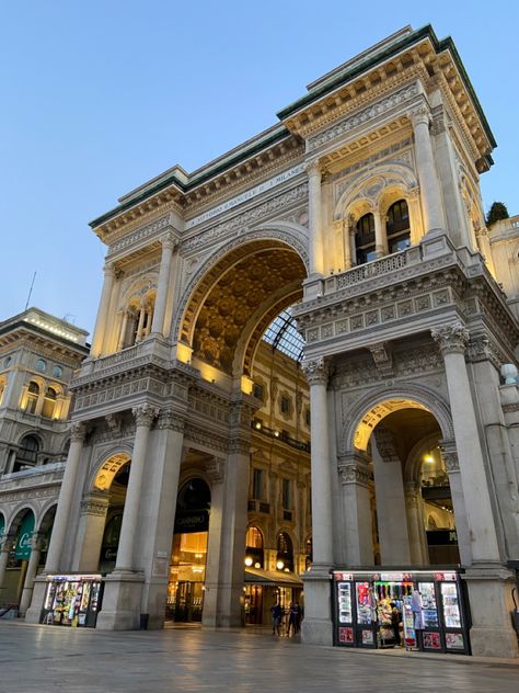 Milan Italy Aesthetic, Dream Life Vision Board, Must See Italy, Milano Aesthetic, Milan Aesthetic, Milan Italy Travel, Aesthetic Traveling, Milan Travel, Italy Milan