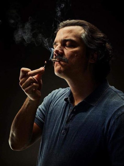 Cinemovie on Twitter: "“Amerika’da bir hücre yerine Kolombiya’da bir mezarı tercih ederim.” (Narcos)… " Pablo Escobar Pictures, Narcos Poster, Narcos Wallpaper, Pablo Escobar Quotes, Pablo Escobar Poster, Don Pablo Escobar, Pablo Emilio Escobar, History Wallpaper, Looks Hip Hop