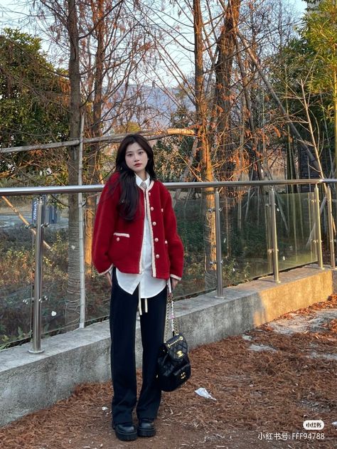 Red Cardigan Christmas Outfit, Red Cardigan Outfit Korean, Red Cardigan Outfit Aesthetic, Red Green Outfit, Cardigan Outfit Korean, Korean Winter Fashion, Long Red Cardigan, Red Outfits For Women, Cardigan Outfit Aesthetic