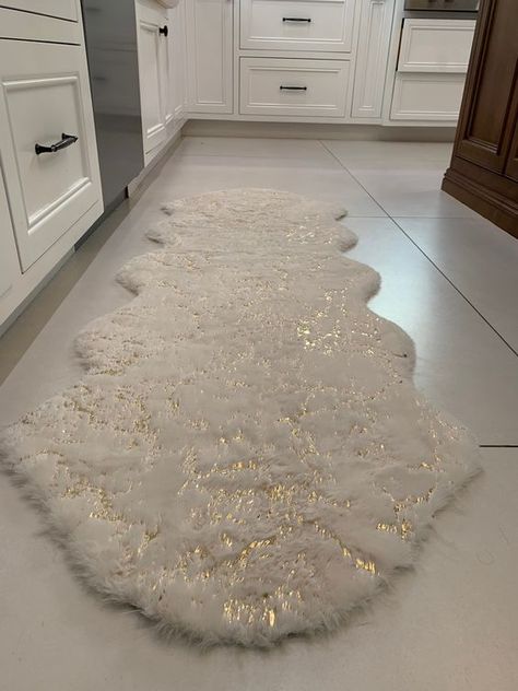 Introducing our White with Golden Metallic Shimmery Design Faux Rabbit Touch Rug, a fusion of opulence and comfort that transforms your living spaces. Immerse yourself in the plush luxury of this rug, designed to captivate the senses and elevate your interior aesthetics. Crafted meticulously with 100% Polyester, its sumptuous texture resonates with modern opulence while being environmentally friendly. The 100% Cotton Backing enhances its durability, ensuring it withstands the test of time in eve Gold And White House Decor, Faux Rabbit Fur Rug, Glitter Rug, Glam Rugs, Closet Rug, White Rug Bedroom, Cozy Comforters, Elegant Rugs, White Faux Fur Rug