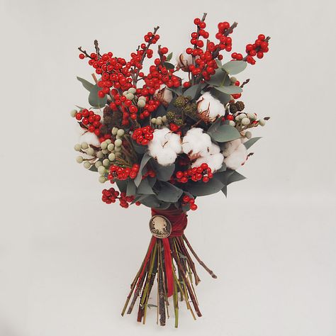 winter bouquet by Jolly Bunch Winter Flower Decorations, Diy Winter Bouquet, Christmas Floral Bouquets, Winter Flower Bouquet Gift, Winter Bouquet Ideas, New Years Bouquet, Winter Flowers Arrangements, Flower Bouquet Christmas, New Year Flower Bouquet