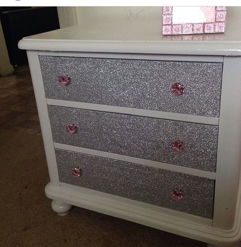 Glitter nightstand                                                                                                                                                     More Glitter Dresser, Glitter Bedroom, Glitter Furniture, Glitter Room, Diy Dresser Makeover, Glitter Top, Diy Dresser, Dresser Makeover, Glitter Paint