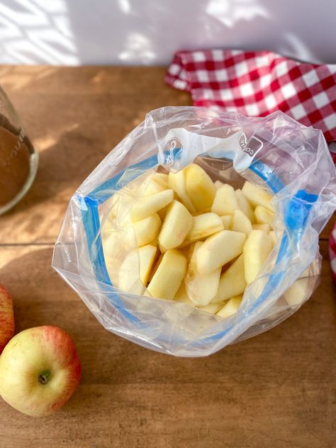 Do you have apples apples and a whole lot of them? I’ll show you how I like to prepare apples and freeze them so you can use them later when you need them! #freezermeal #apples #foodpreserving Freezing Apples For Apple Crisp, Freezing Sliced Apples, Freeze Apples Slices, Freezing Apples Slices, How To Freeze Apples, Freeze Apples, Frozen Strawberry Recipes, Popover Recipe, Freezing Fruit