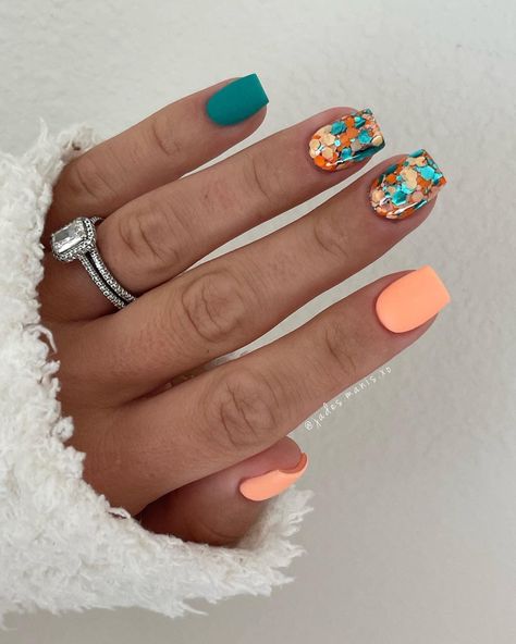 This is a unique orange, yellow and teal glitter dip. Turquoise Nail Designs, Sns Nails Designs, Teal Nail Designs, Blue And Silver Nails, Feather Nails, Orange Nail Designs, Yellow And Teal, Teal Nails, Turquoise Nails