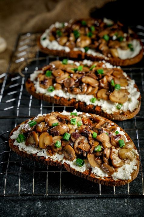 Pioneer Woman Mushroom Ricotta Toast, Mushroom And Ricotta Recipes, Mushroom Ricotta Toast, Ricotta Toast Breakfast, Fast Lunch Ideas, Ricotta Toast Recipes, Ricotta Breakfast, Mushroom Ricotta, Toast Recipe Breakfast