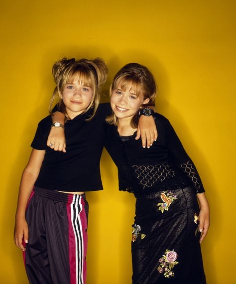 16 Mary Kate & Ashley Olsen Accessories From The '90s You Used To Love – PHOTOS Olsen Twins Full House, Olsen Sisters, Mary Kate And Ashley Olsen, Ashley Mary Kate Olsen, Olsen Fashion, The Olsen Twins, Olsen Twins Style, Mary Kate And Ashley, Zoey 101