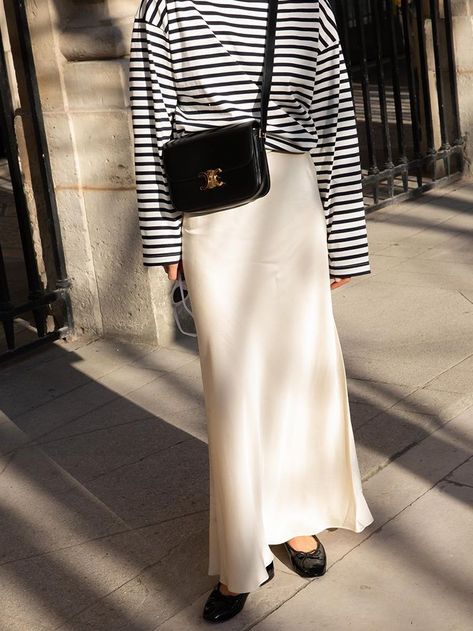 Satin Skirt Outfit, Satin Maxi Skirt, Flats Outfit, Maxi Skirt Outfits, Skirt Trends, Mode Inspo, White Skirt, Satin Skirt, 가을 패션