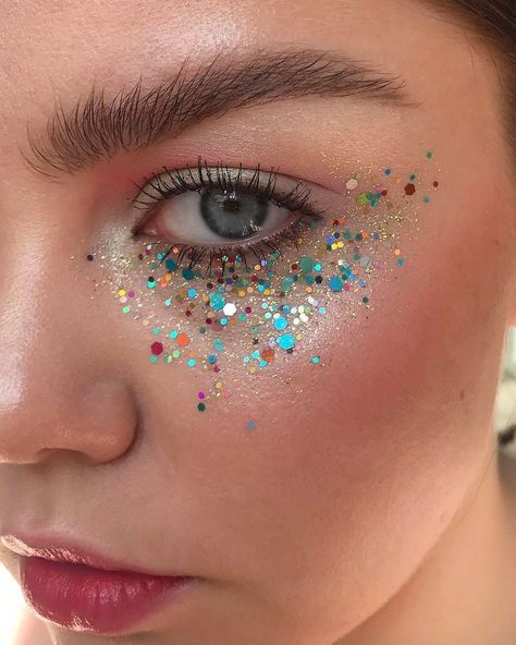 Carnaval Make-up, Mardi Gras Makeup, Festival Makeup Tutorial, Make Carnaval, Festival Makeup Rave, Festival Make Up, Festival Makeup Glitter, Make Up Foundation, Galaxy Makeup