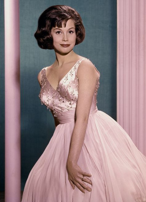 Mary Tyler Moore Dead: Mary Tyler Moore Show Actress Dies at 80 Laura Petrie, Mary Moore, Mary Tyler Moore Show, Tyler Moore, Bernadette Peters, Mary Tyler Moore, Glamour Photo, Betty White, Big Hair