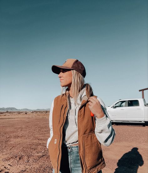 Cute Outfits With Carhartt Vest, Carhartt Womens Coat, Carhartt Country Outfits, Carhartt Womens Outfit, Country Wife Outfit, Cathartic Vest Women, Carhart Vest Girl Outfit, Fall Outfits Carhartt, Women’s Carhartt Jacket