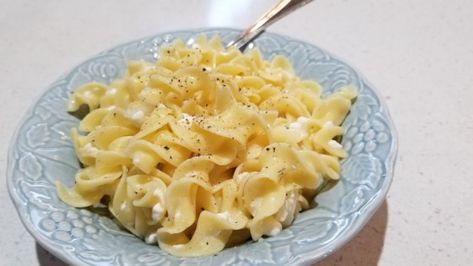 This simple recipe for noodles tossed with sour cream, cottage cheese, and onion cooked in butter can be made as a side dish or a main course. Cottage Cheese And Noodles, Polish Noodles, Cottage Cheese Pasta, Cheese Noodles, Noodle Recipes Easy, Pasta Side Dishes, Pasta Sides, Quick Dishes, Cottage Cheese Recipes