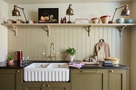 Howdens Kitchen, Victorian Kitchen, English Kitchens, Charming Kitchen, Traditional Interior Design, Kitchen Corner, Victorian Terrace, Kitchen Diner, Cottage Kitchen