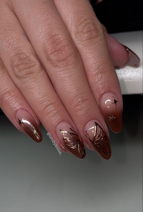 Trendy Nails Maroon, Brown Nails Art Designs, Red And Gold Butterfly Nails, Brown Butterfly Nails, Maroon Gold Nails, Nail Art Maroon Elegant, Nail Art Butterfly Design, Nail Art Designs Brown, Nails Art Butterfly