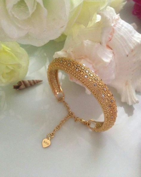 Bracelet Gold And Diamond, Gold Jwellary For Bride, Dubai Gold Bangles Design Beautiful, Dubai Gold Bracelet Design, Bengals Design Gold, Dubai Gold Jewellery Design, Dubai Gold Jewelry Bangles, Dubai Gold Bracelet, Bangle Designs Gold