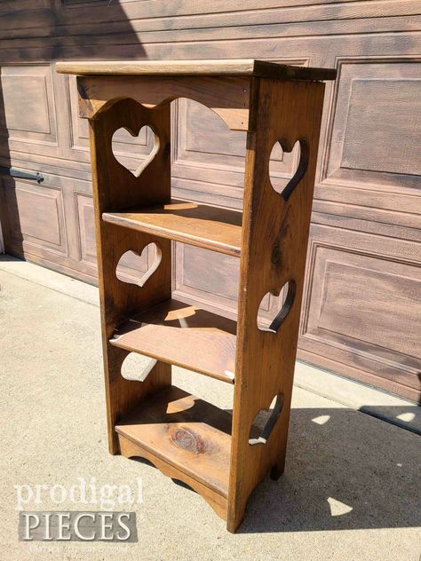 Diy Shelf Refurbish, Diy Redo Furniture Ideas, Repurposed Bookshelf Ideas, Unique Bookshelves Diy Bookshelf Ideas, Vintage Display Shelf, Heart Shelf Makeover, Vintage Shelf Styling, Shelf Makeover Diy, Old Shelf Makeover