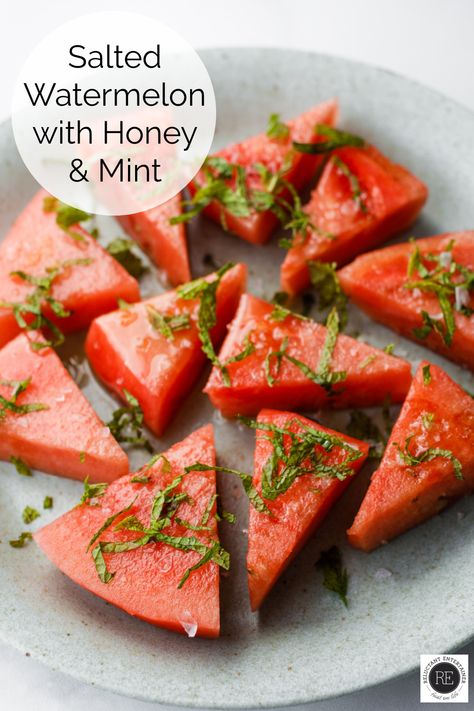 Watermelon Dip, Watermelon Appetizer, Watermelon Drinks, Salad Watermelon, Watermelon Recipe, Watermelon Salsa, Fruit Recipe, Mint Salad, Watermelon And Feta