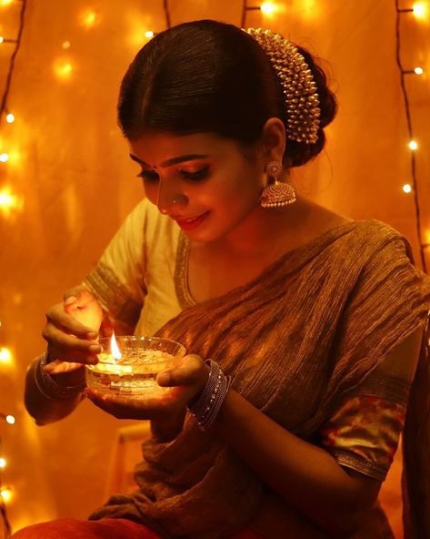 Diwali Photography Ideas, Kerala Girl, Cute Couple Names, Saree Pose, Diwali Photography, Diwali Pictures, Diwali Photos, Beautiful Photoshoot Ideas, Pencil Sketch Images