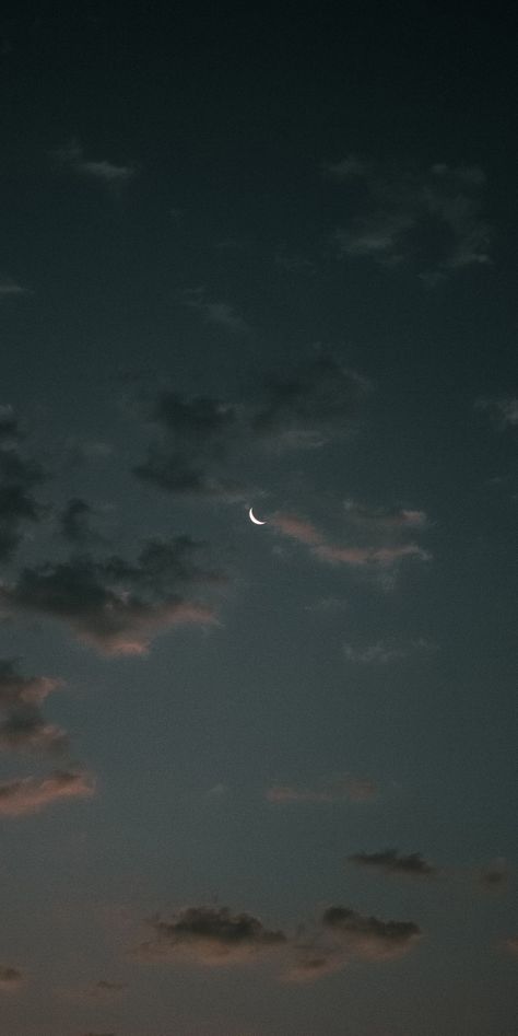 Wallpaper Backgrounds Aesthetic Moon, Moon Iphone Wallpaper, Iphone Wallpaper Moon, Lock Screen Photo, Cool Lock Screen Wallpaper, Wallpaper Backgrounds Aesthetic, Attractive Wallpapers, Phone Lock Screen Wallpaper, Aesthetic Moon