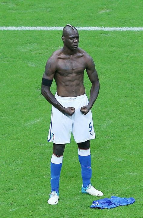 Football Celebrations, Mario Balotelli, Cr7 Wallpapers, Legends Football, Euro 2012, Fc Liverpool, Football Icon, Soccer Goal, Football Photos