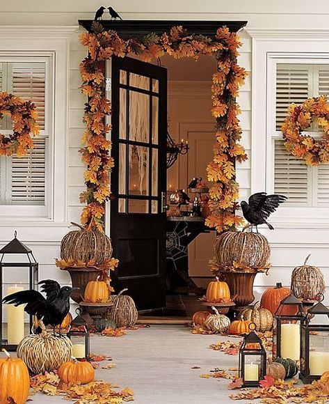 Porche Halloween, Dekorasi Halloween, Fall Front Porch Ideas, Fall House, Casa Halloween, Halloween Front Porch Decor, Fall Porch Decor, Farmhouse Halloween, Porch Decorations