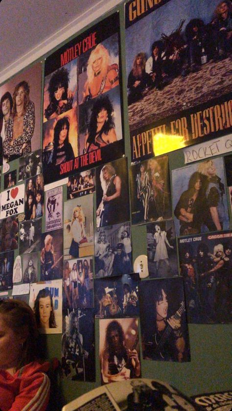 Rock And Roll Dorm Room Ideas, Grunge Poster Wall Bedroom, Rocker Room Decor, 80s Metal Bedroom, 90s Rock Bedroom, Heavy Metal Room Decor, Rock Inspired Room, Rock And Roll Bedroom Ideas, 80s Rock Room Aesthetic