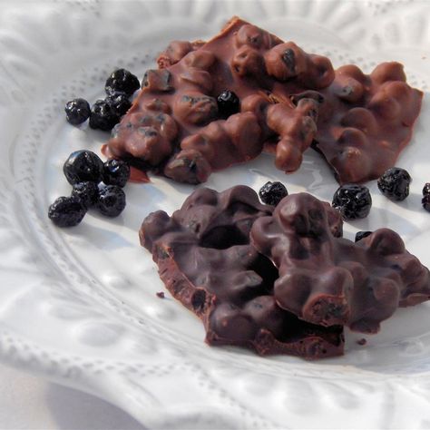 Blueberry Bark, Two Ingredient Desserts, Chocolate Covered Blueberries, 2 Ingredient Desserts, Chocolate Potato Chips, Ice Cream Bread, Chocolate Blueberry, Blueberry Chocolate, Oreo Flavors