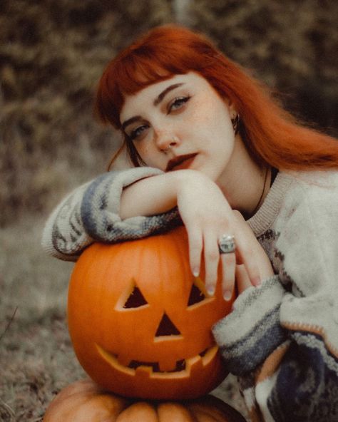 Fall Photoshoot With Pumpkins, Fall Aesthetic Photoshoot Ideas, Foto Halloween Aesthetic, Holding Pumpkin Pose Reference, Halloween Reference Photos, Spooky Portrait Photography, Halloween Self Portraits, Halloween Photo Ideas Instagram, Fall Photoshoot Aesthetic