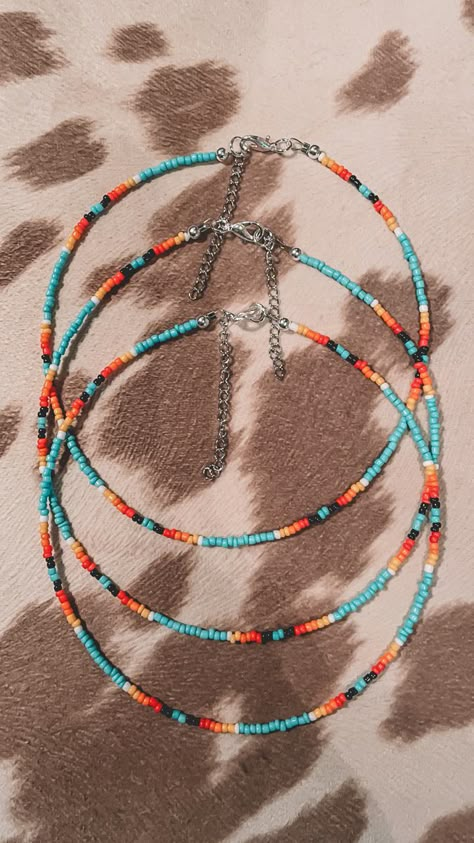 Bracket Ideas Seed Beads, Preppy Bead Necklace, Preppy Necklace Ideas, Seed Bead Western Necklace, Aesthetic Seed Bead Necklace, Cute Necklace Ideas Beads, Preppy Seed Bead Jewelry, Summer Beaded Necklace Aesthetic, Seed Bead Necklace Ideas Summer