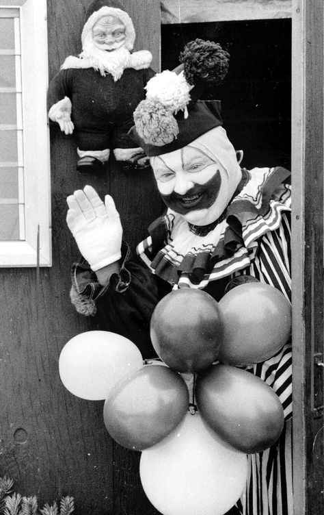 😈 on Twitter: "John Gacy dressed as Pogo the Clown. https://t.co/pkmiClWukH" / Twitter John Wayne Gacy, It Pennywise, Real Monsters, The Darkest Minds, A Clown, Creepy Clown, Judy Garland, Dean Martin, The Clown