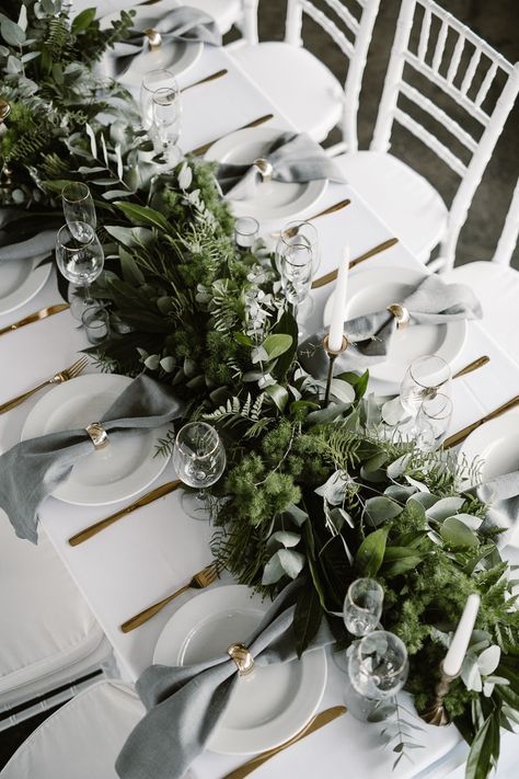 Greenery Runner, Winter Wedding Table, Winter Wedding Centerpieces, Wedding Motifs, Greenery Arrangements, Tafel Decor, Unique Wedding Flowers, Wedding Floral Centerpieces, Table Runners Wedding