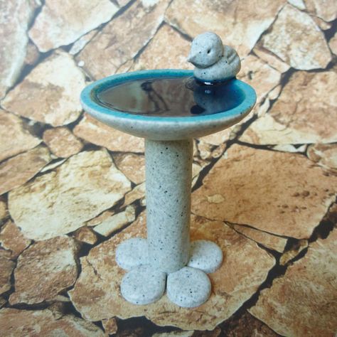 How to create a miniature bird bath in polymer clay - Hobbies and Crafts Miniature Terracotta Pots, Clay Bird, Polymer Clay Fairy, Fairy Garden Designs, Miniature Tutorials, Clay Fairies, Miniature Projects, House Miniature, House Things