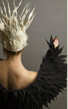 Make a 'feathered' cape from felt. Easy to work with and no moop. Burning Man. Hat Day, Black Feathers, Wet Felting, Felt Hat, Felt Art, Burning Man, Larp, Felt Crafts, Headdress