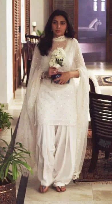 30 Ideas On How To Wear White Shalwar Kameez For Women Mahira Khan Dresses, Simple Indian Suits, Outfits Indian, Kameez Designs, Pani Puri, Punjabi Outfits, Mahira Khan, Traditional Indian Dress, Casual Indian Fashion