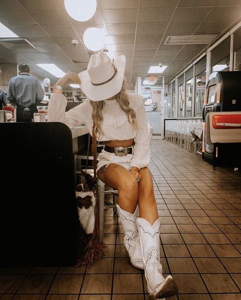 White Boots Western Outfit, All White Cowgirl Outfit, White Cowgirl Boots Outfit Winter, Cowgirl Boots Outfit Winter, Cowgirl Hat Outfit, White Cowgirl Boots Outfit, Cowboy Boots Outfit Winter, White Cowboy Boots Outfit, Performance Aesthetic