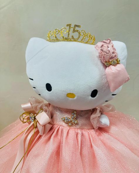 https://recuerdosgema.com/products/hello-kitty-100 Hello Kitty Quinceanera Doll, Glitter Hello Kitty, Quince Gifts, Melanie Martinez Photography, Hello Kit, Fantasy Dresses, Girly Bags, Gold Crown, Quince