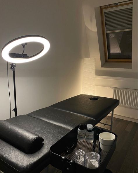 Lash Room Black Aesthetic, Black Esthetician Room, Black Lash Room, Lash Tech Aesthetic, Salon Room Ideas, Artist Chair, Lash Room Ideas, Tech Room, Beauty Room Salon