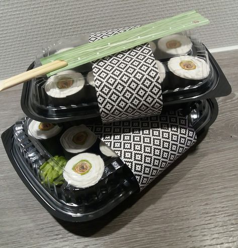 Penge forklædt som sushi. Creative Money Gifts, Weird Gifts, Explosion Box, Money Gift, Diy Home Crafts, Cheese Board, Diy Gift, Home Crafts, Takeout Container