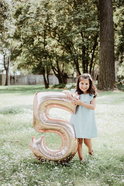 Girl 5th Birthday Photoshooting Ideas, Birthday Photoshoot 5 Year, Three Year Old Birthday Photo Shoot, Five Year Old Photo Shoot, 5 Year Photoshoot Ideas, 5th Birthday Photoshoot, 5th Birthday Photoshoot Ideas, Kids Birthday Pictures, 5th Birthday Girls