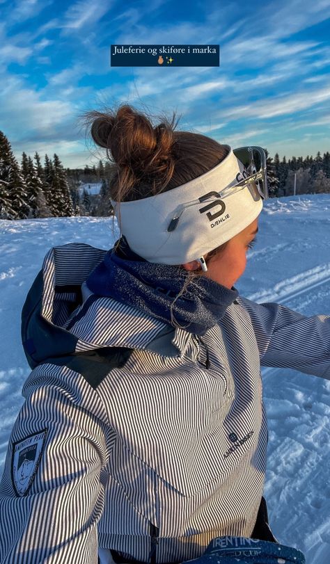 Snow Vest Outfit, Snow Goggles Aesthetic, Cool Ski Outfits Women, Cross Country Ski Outfit, Woman Snowboarding Outfits, Winter Sport Aesthetic, Sky Zone Outfit Ideas, Ski Snowboard Outfit, Cold Weather Gym Outfit