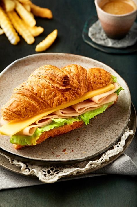 Turkey And Cheese Croissant, Croissant Sandwich Photography, Breakfast Ideas Croissant, Croissant Sandwich Recipes, Savoury Croissant, Croissant Sandwich Ideas, Turkey Croissant, Sandwhich Recipes, Croissant Sandwich