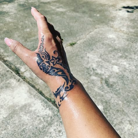 Polynesian Wrist Tattoo, Hawaiian Back Tattoos For Women, Polynesian Hand Tattoos For Women, Maori Hand Tattoo, Polynesian Hand Tattoo, Hawaiian Tattoos, Hawaiian Tattoos For Women, Tongan Tattoo, Tahitian Tattoo