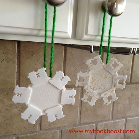 Makes these cute Christmas ornaments with your kids using recycled bread tags! Cute! Bread Clips Craft, Bread Tags Crafts, Recycle Christmas Ornaments, Bread Ties Crafts, Recycled Christmas Ornaments, Bread Tabs, Bread Ties, Cute Christmas Ornaments, Recycle Craft