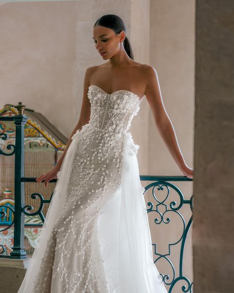 Explore the enchanting allure of WONÁ Concept limited ATELIER COLLECTION with our curated selection of the TOP - 5 gowns, capturing the hearts of brides with their timeless elegance and unique designs. FRIDA - JAZZ - ARWEN - EFFIE - KARTER Bookmark your favorite one! 🤍 #WonaConcept #Wona #bridal #bride #bridetobe #weddingstore #weddingdress #weddinggown #marriage Wona Bridal, J’aton Couture Wedding Dress, Chic Wedding Corset Dress With Heart-shaped Neckline, Willowby By Watters Olena, Jazz Wedding, Legends By Romona Keveza Bridal, Alena Leena Bridal Wisteria, Wedding Store, Timeless Elegance