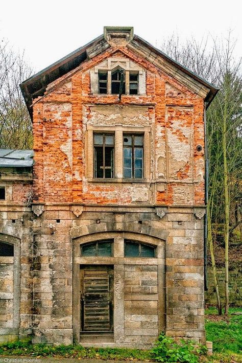 Old Abandoned Buildings, Derelict Buildings, Building Aesthetic, Old Abandoned Houses, Abandoned Castles, Brick Architecture, Small Buildings, Old Barns, Old Building